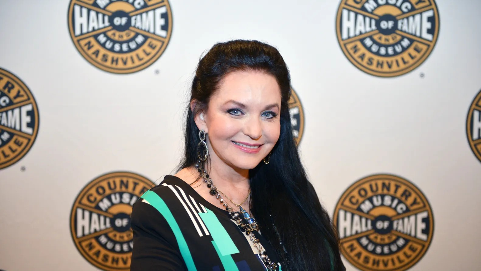 Crystal Gayle: The Sound and Style of a Country Icon